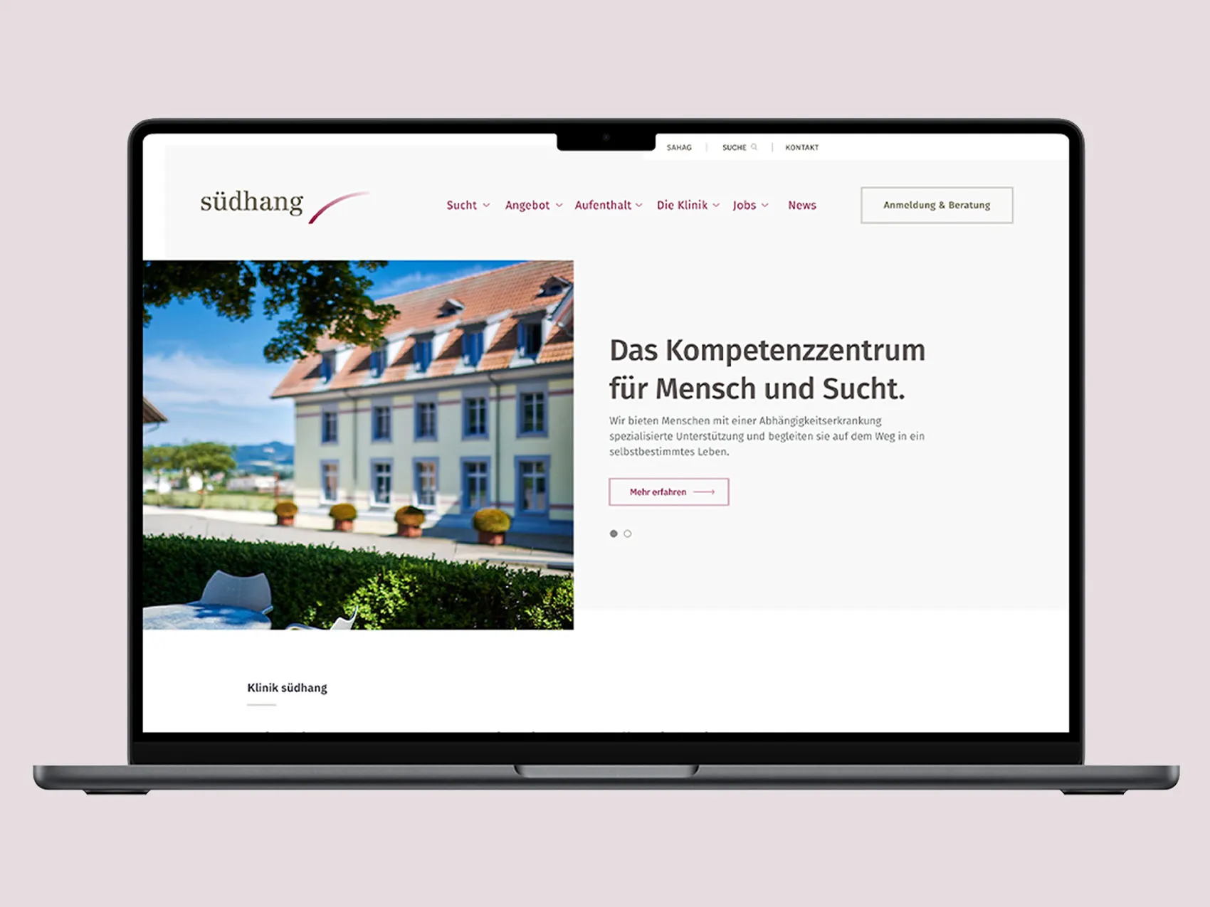 Website auf einem Laptop, die die Klinik Südhang zeigt – ein auf Suchthilfe und Genesung spezialisiertes Zentrum.