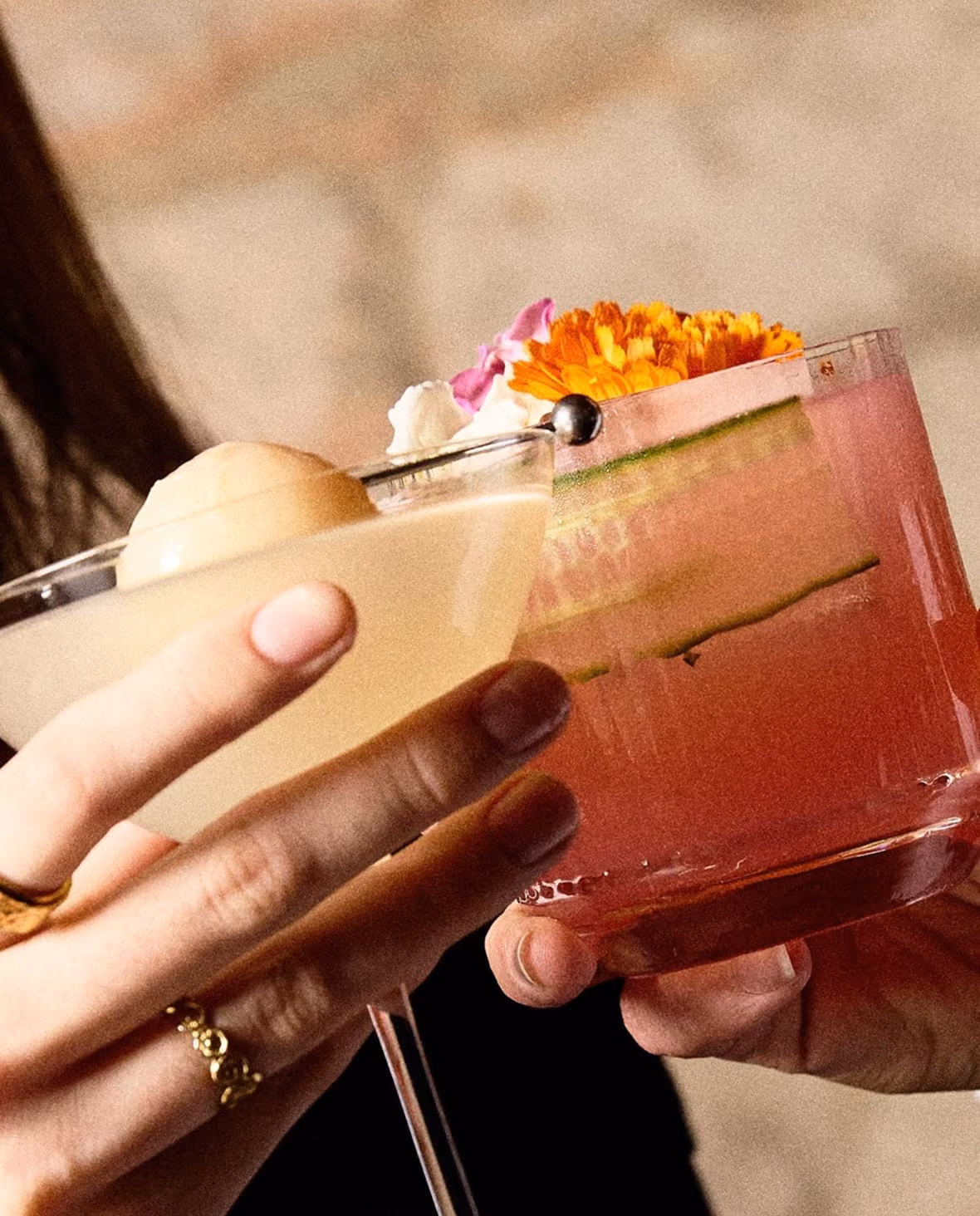 Cocktail Osmose tenu à la main