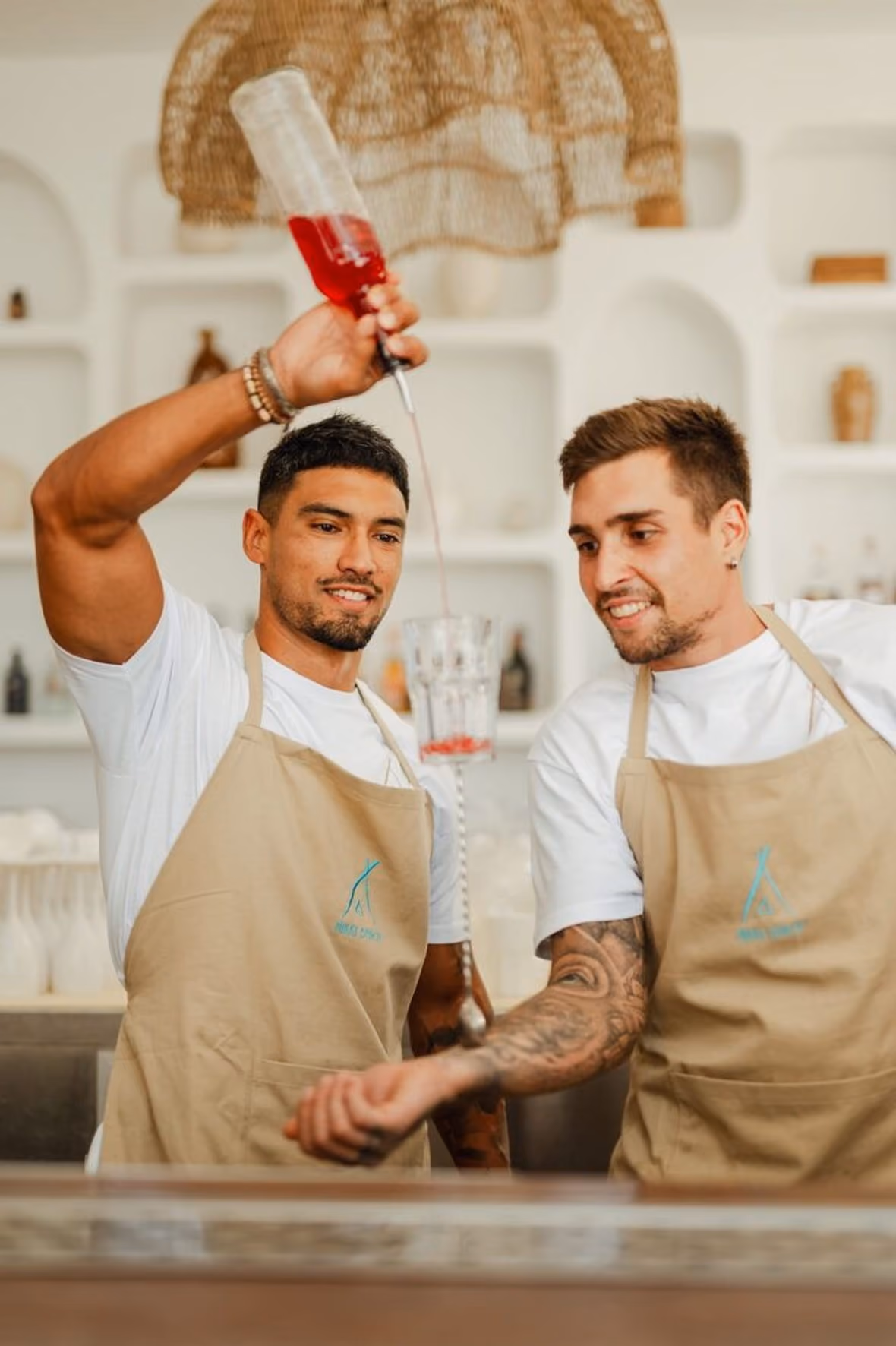 Barmans Osmose préparant des cocktails