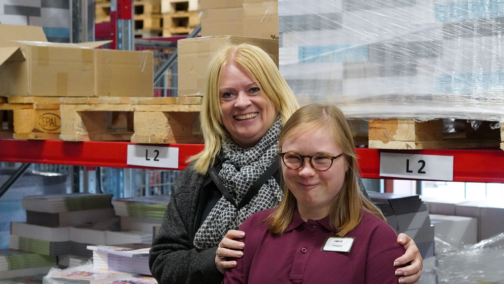 Markedsansvarlig Christina og Emilie i lokalene til Fossheim