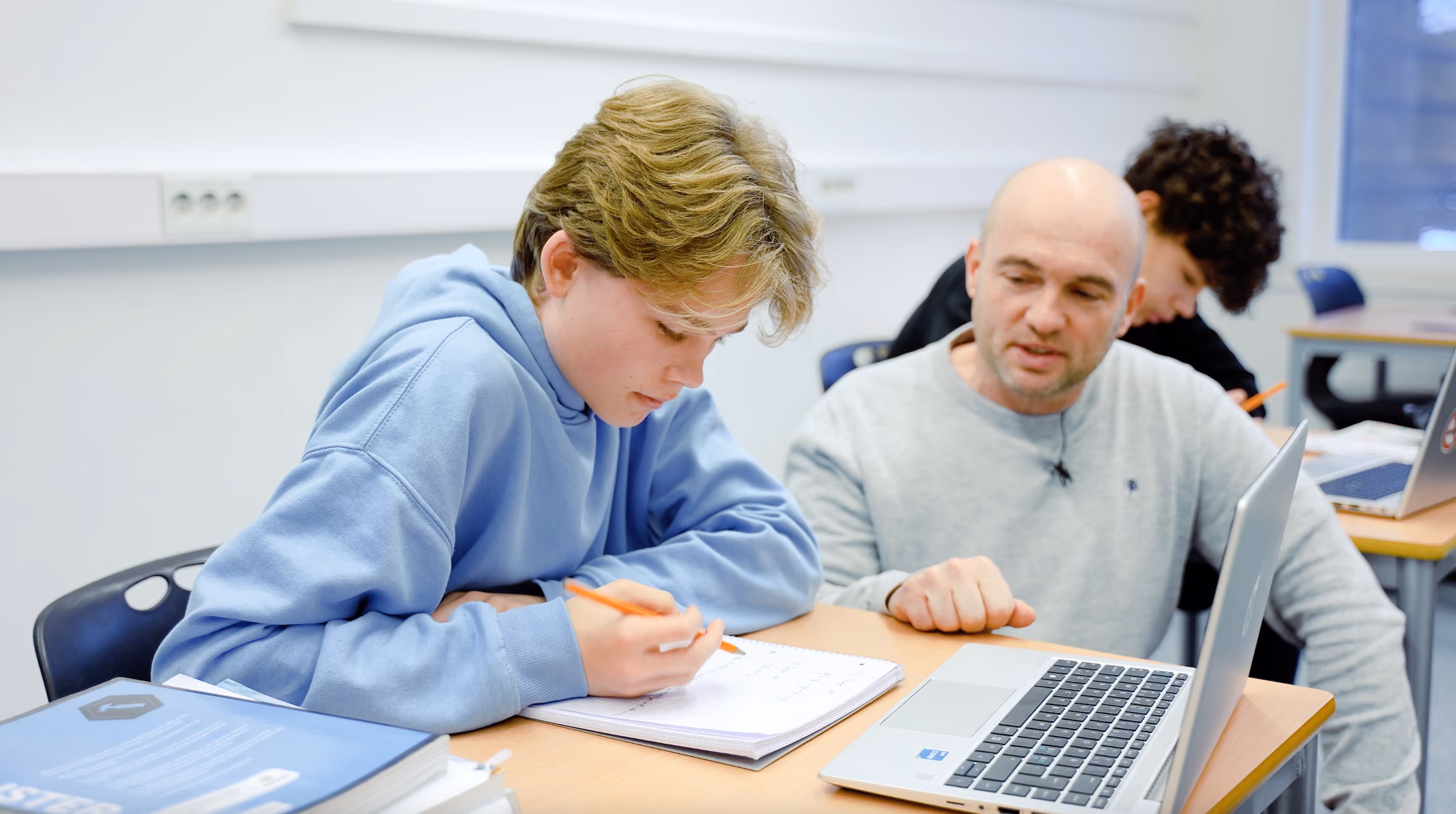 Elev øver til eksamen i matematikk mens Lektor Thue veileder.
