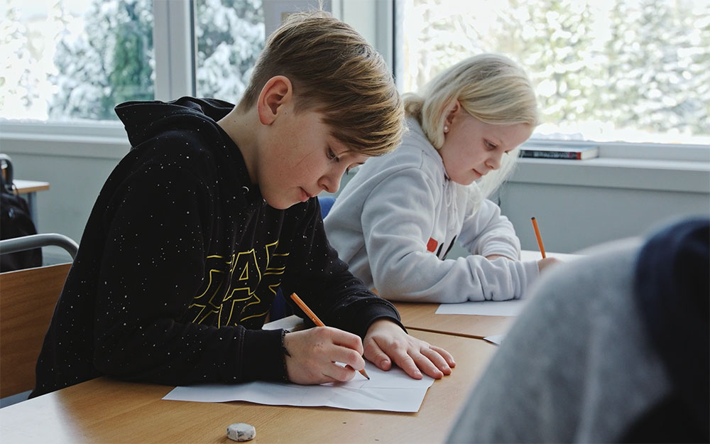 Elever jobber i klasserom