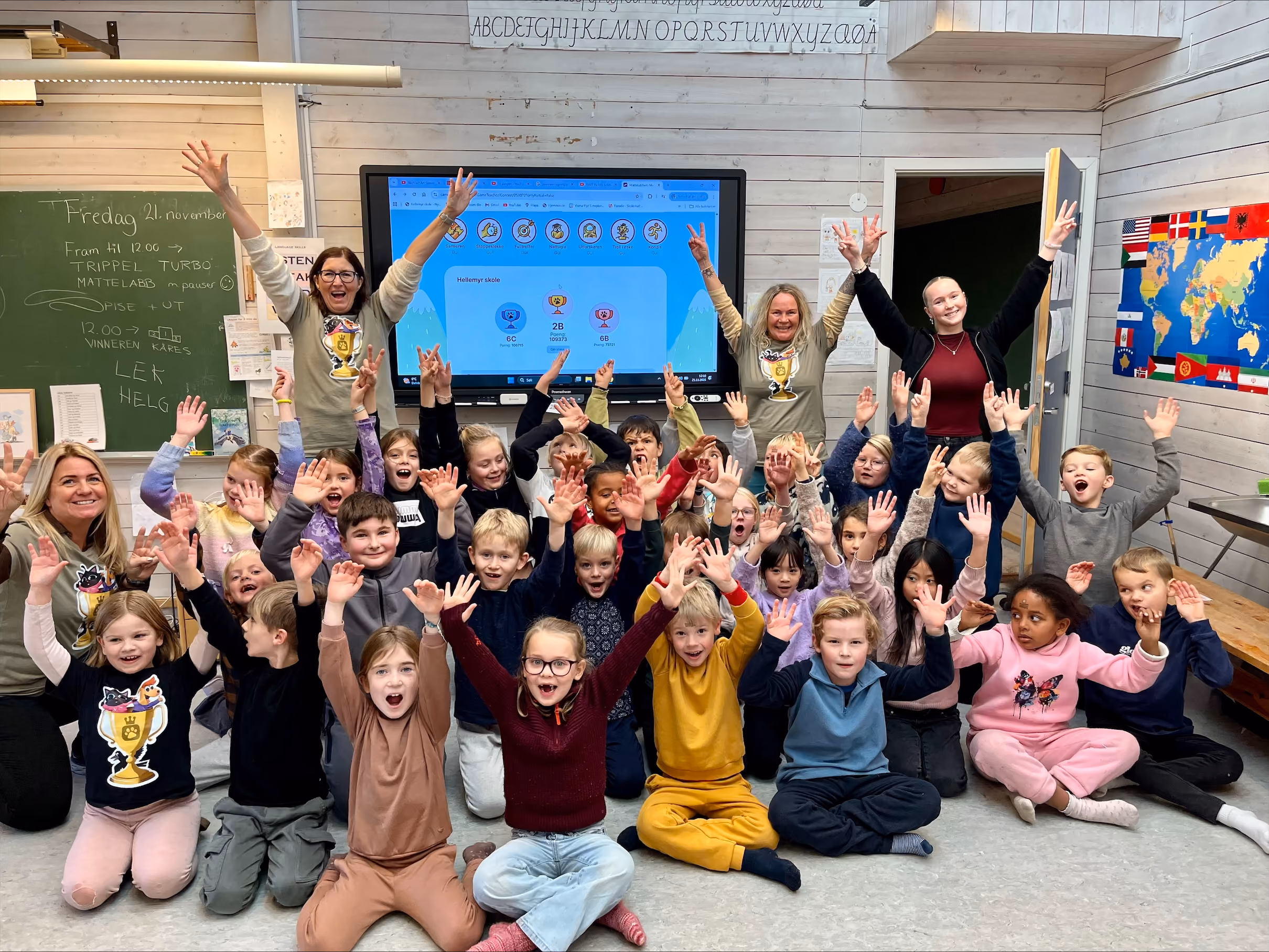 Bilde av en jublende klasse 2B ved Hellemyr skole.