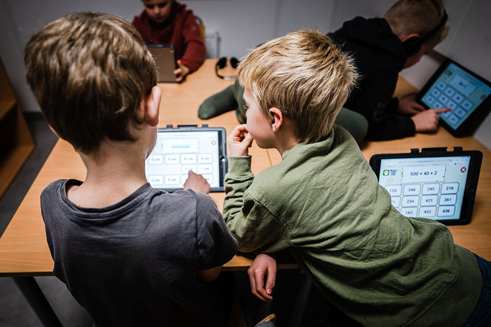 To gutter jobber sammen på en ipad