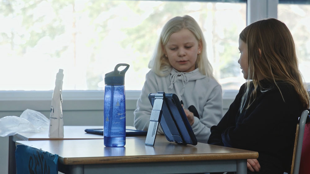 To elever jobber sammen med ipad, diskuterer