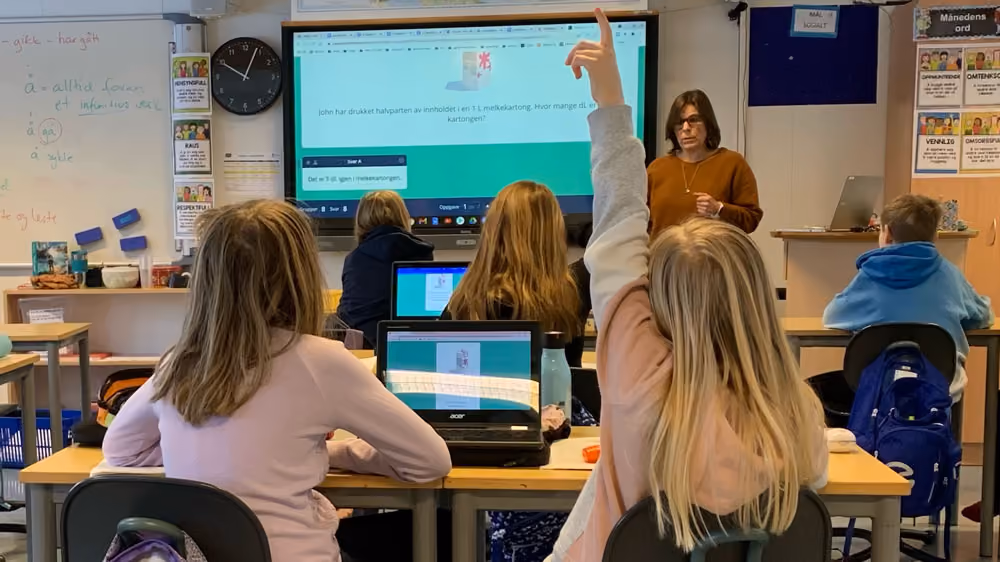 Matematikklærer Karine Øiseth og elevene diskuterer matematikk i klasserommet.