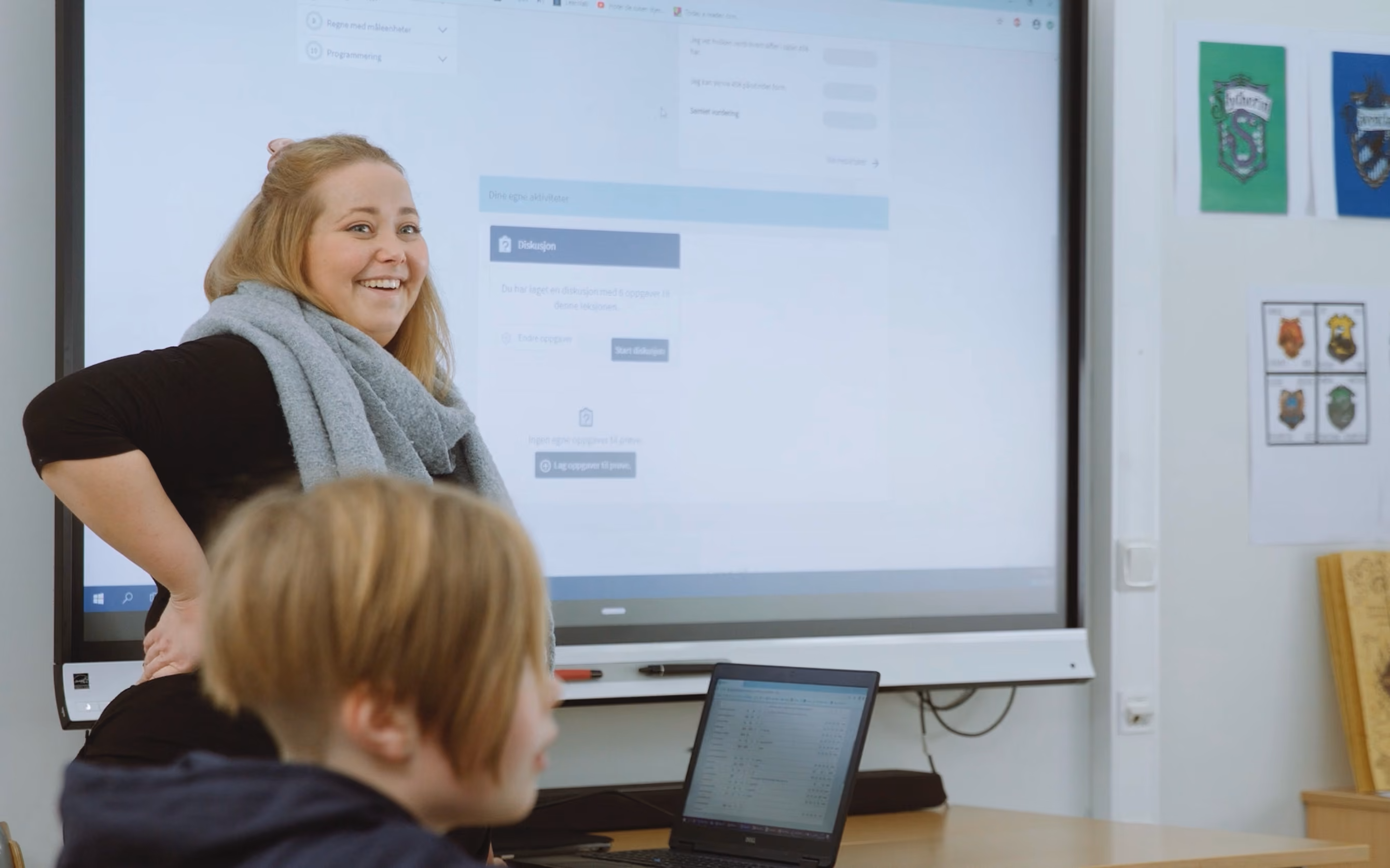 Matematikklærer Ane Lunden Hustad står foran tavlen i klasserommet.