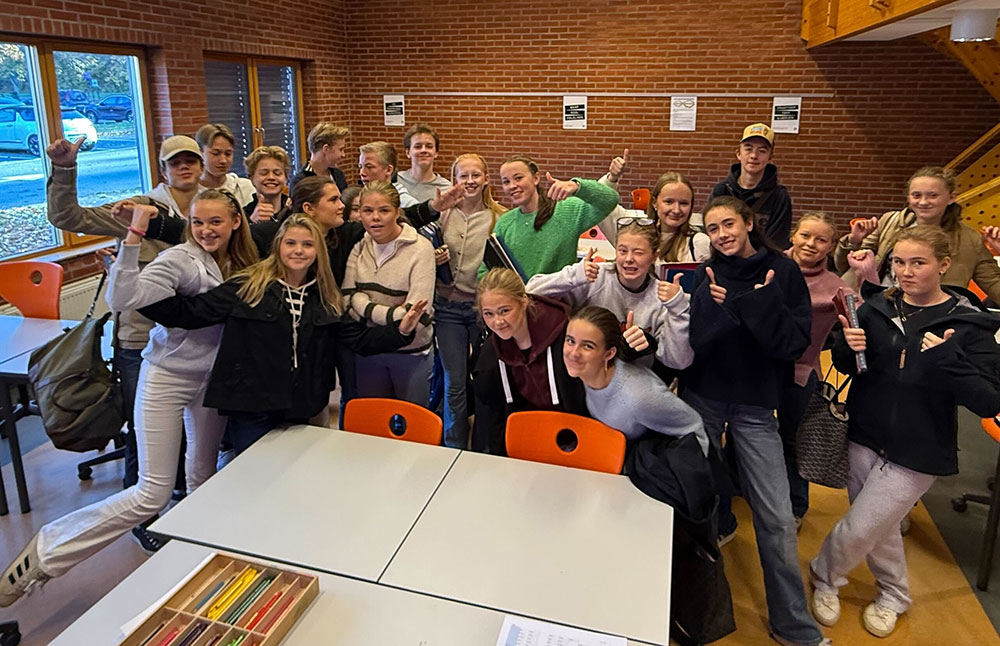 Bilde av en skoleklasse oppstilt samlet i klasserom