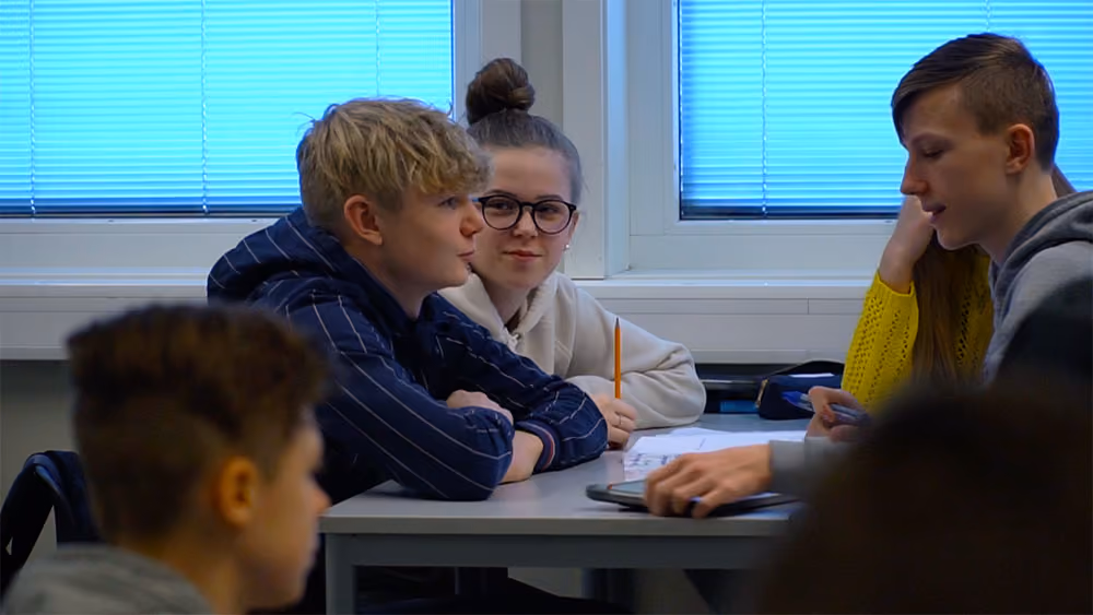 Elever på ungdomstrinnet jobber med matematikk i klasserommet.