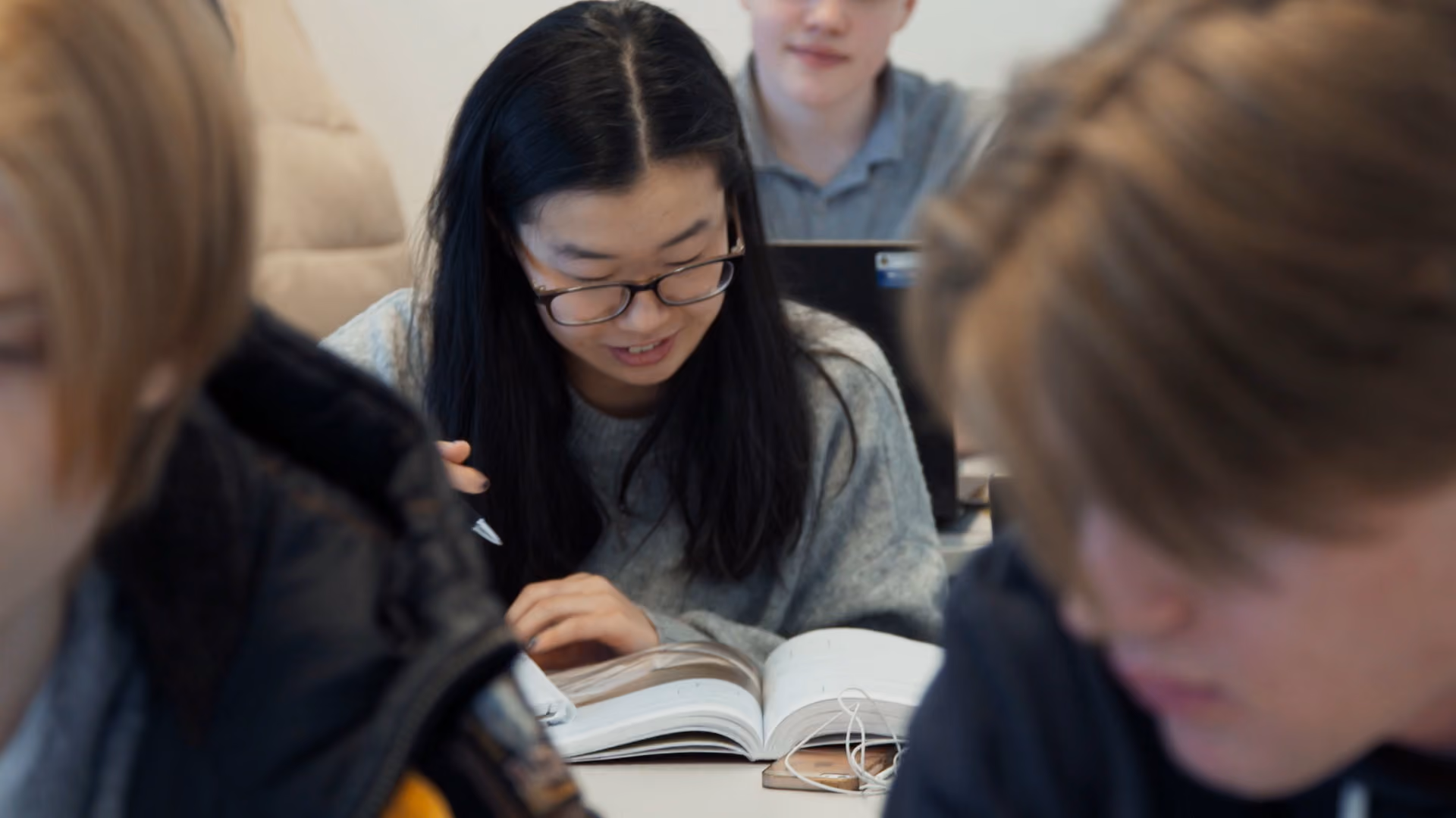 VGS-elever jobber med matematikk i klasserommet.