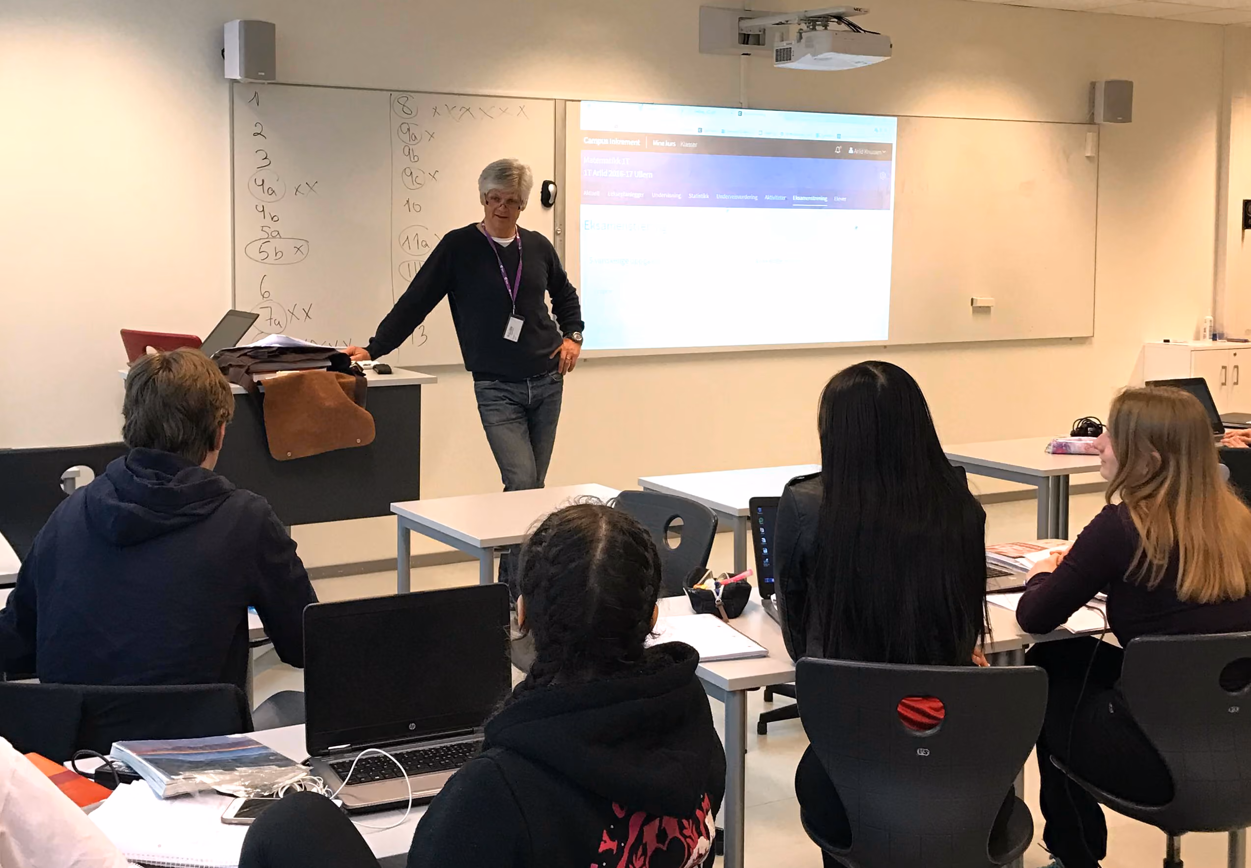 Matematikklærer Arild Knutsen står ved tavlen i klasserommet foran elever.