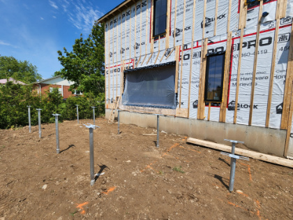 Installation de pieux vissés pour un patio