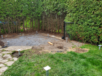 Installation de pieux vissés pour un cabanon