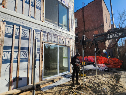 Installation de pieux vissés pour des balcons