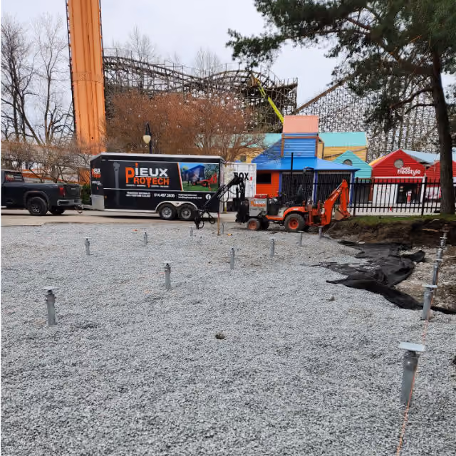 Installation d'une fondation de pieux vissés à la Ronde de Montréal 
