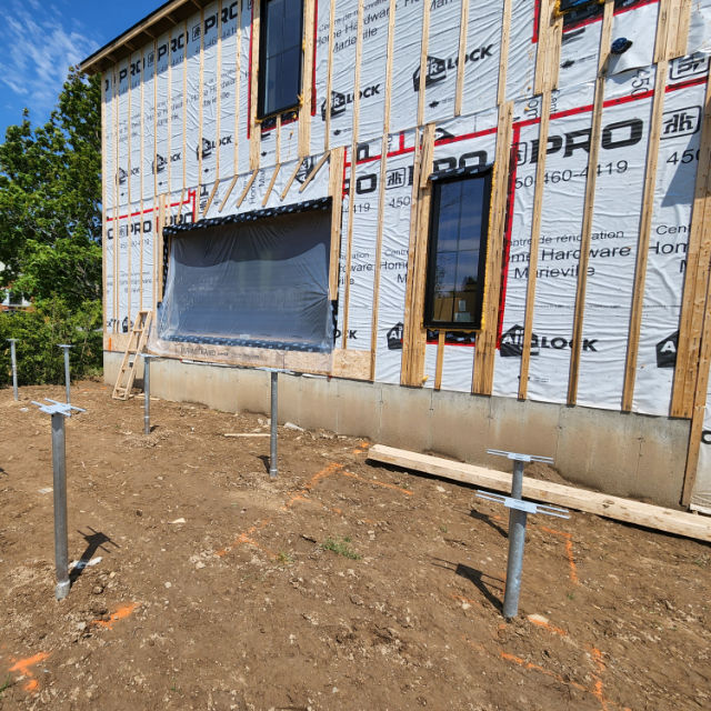 Fondation de patio sur pieux vissés