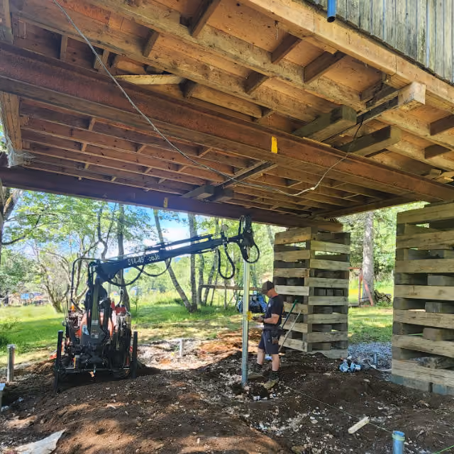 Installation d'une fondation de pieux vissés pour un chalet