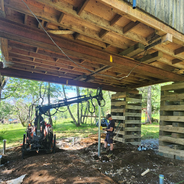 Installation d'une fondation de pieux vissés pour un chalet