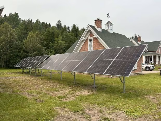Panneaux solaires sur pieux vissés