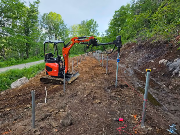 Installation de pieux vissés au Saguenay–Lac-Saint-Jean