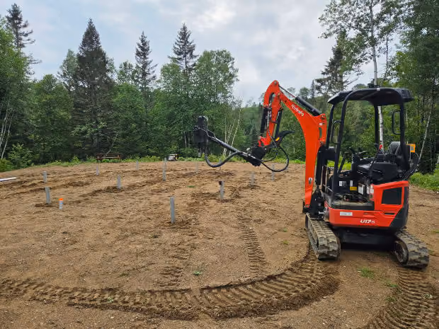 Installation de pieux vissés au Saguenay–Lac-Saint-Jean