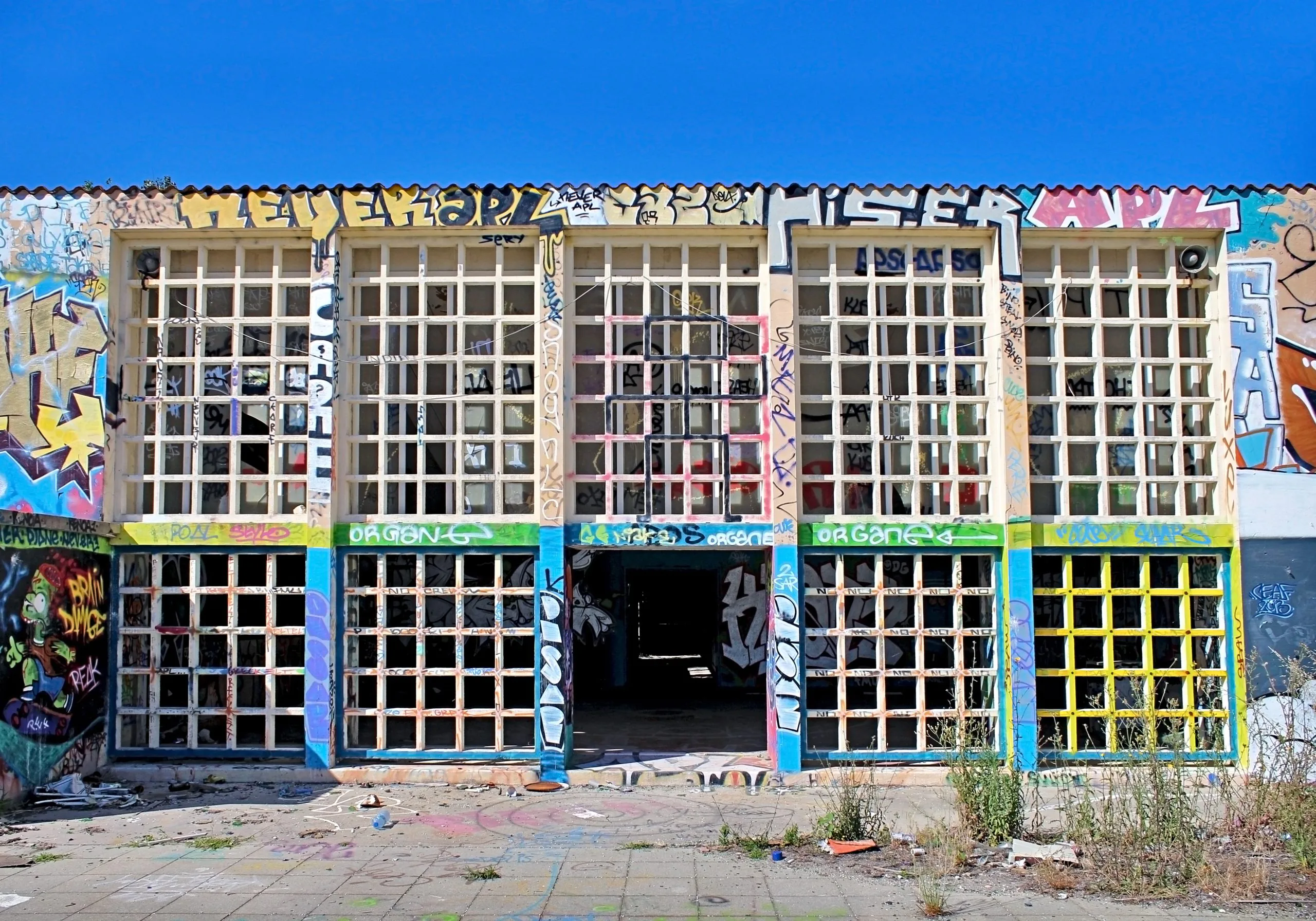 bâtiment abandonné recouvert de graffiti