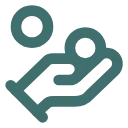 Hand mit Münzen als Symbol für den Erlös aus dem Immobilienverkauf