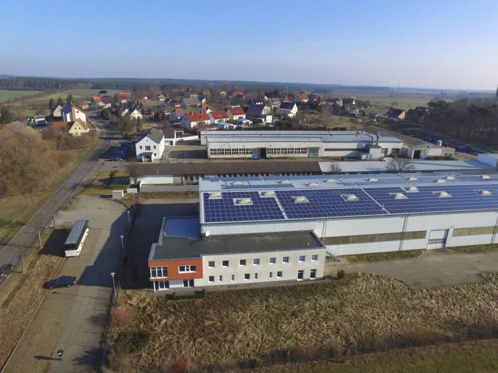 Provisionsfrei aus Bankenverwertung: Grundstück mit Halle & Bürotrakt in Neuzelle, OT Ossendorf – Bild 1