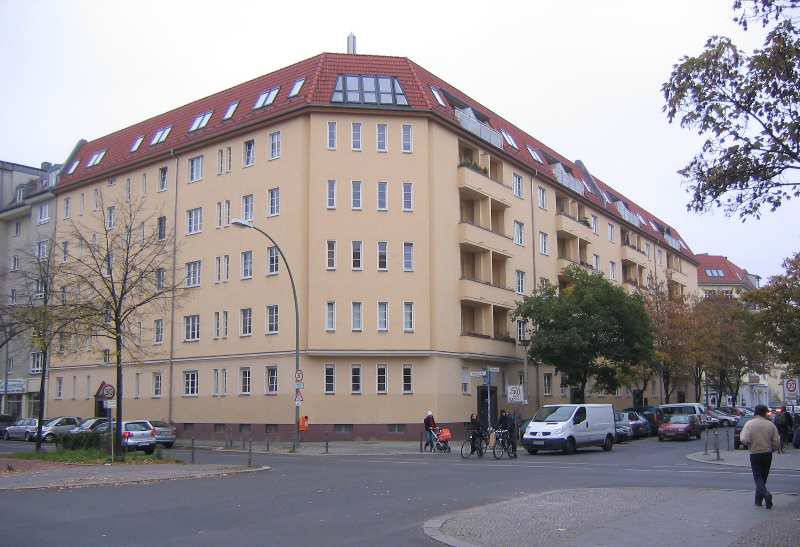 Prima Lage: Schöne Dachgeschosswohnung im Prenzlauer Berg als Kapitalanlage – Bild 1