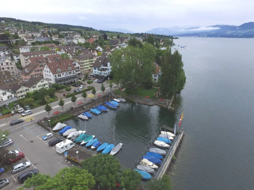 Exklusive Dachgeschosswohnung am Zürichsee (Schweiz), mit unverbaubarem Seeblick & Dachterrasse – Bild 1