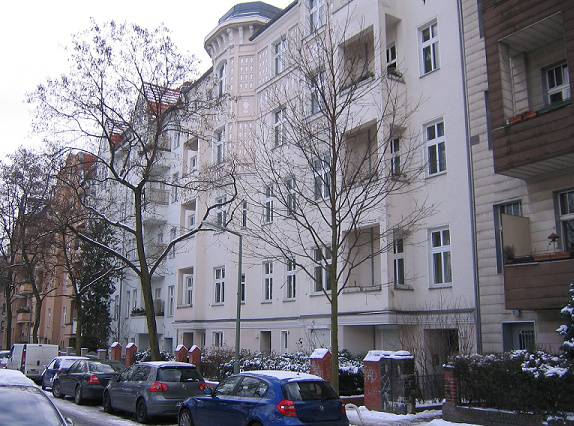 Etagenwohnung in verkehrsgünstiger, durchgrünter Lage in Berlin Schöneberg – Bild 1