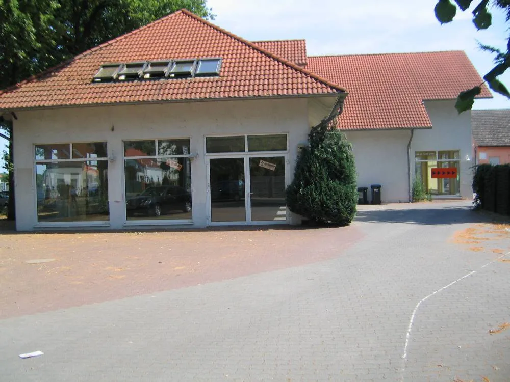 Provisionsfrei: großer Gewerbehof in Velten; mit Ausstellungsräumen, Werkstatt- und Büroflächen und Wohnung im Dachgeschoss