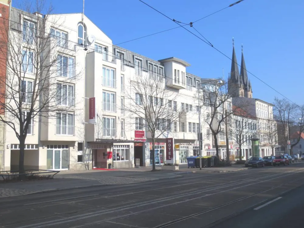 Provisionsfrei aus Bankenverwertung (ZV): Grundstück mit Hotel, Wohn- und Geschäftshaus & Entwicklungsgrundstück in Landeshauptstadt (Ostdeutschland) – Bild 1