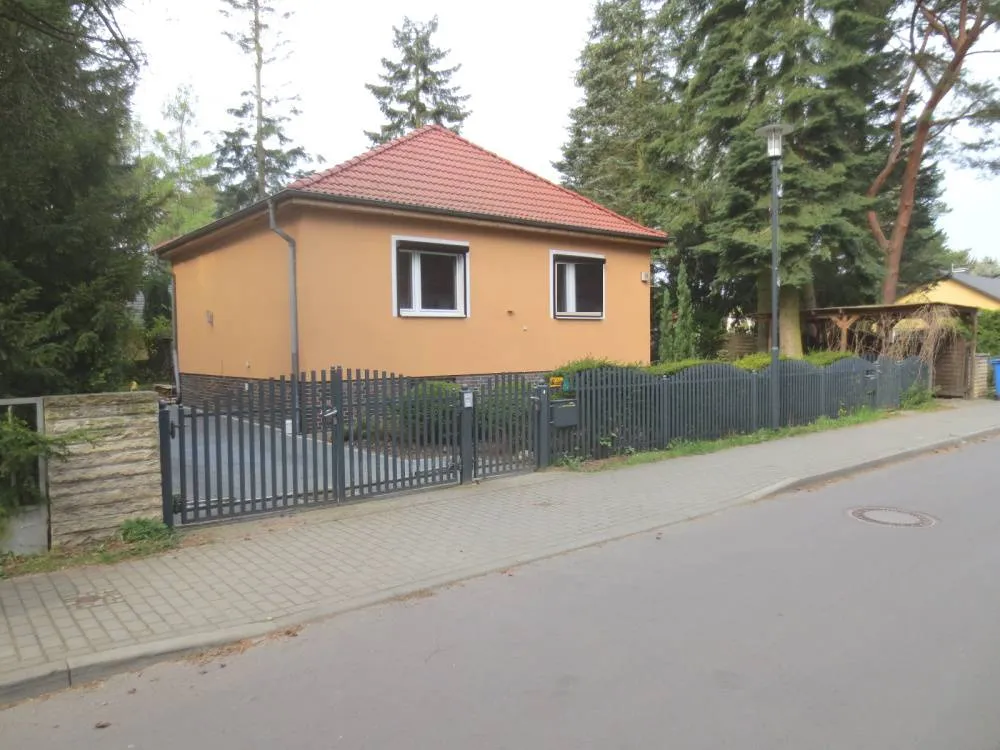 Provisionsfrei: Wohnhaus mit Wintergarten (Renovierungsbedarf) in attraktiver Lage in Hoppegarten