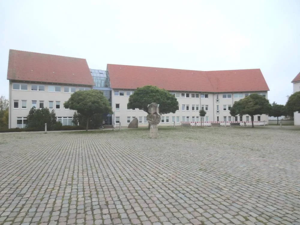 Investment mit hoher Rendite: langfristig vermietetes Verwaltungsgebäude in Bützow – Bild 1