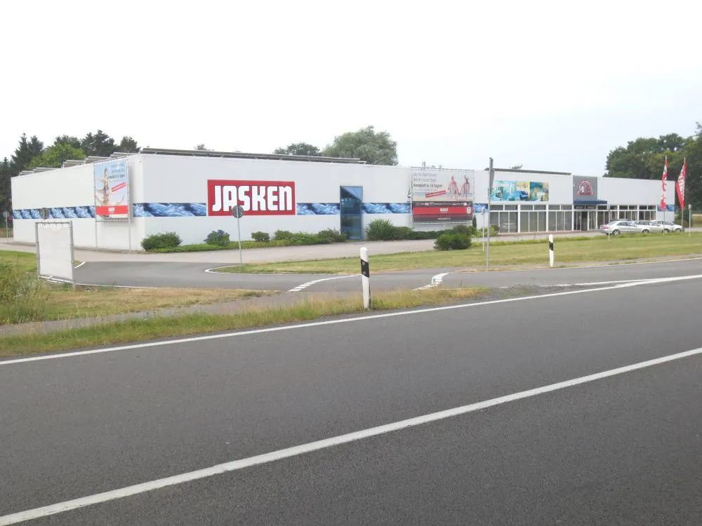 Provisionsfreies Angebot: SB-Markt mit ca. 2.250 qm Nutzfläche in bester Lage (direkt an der B 408) – Bild 1