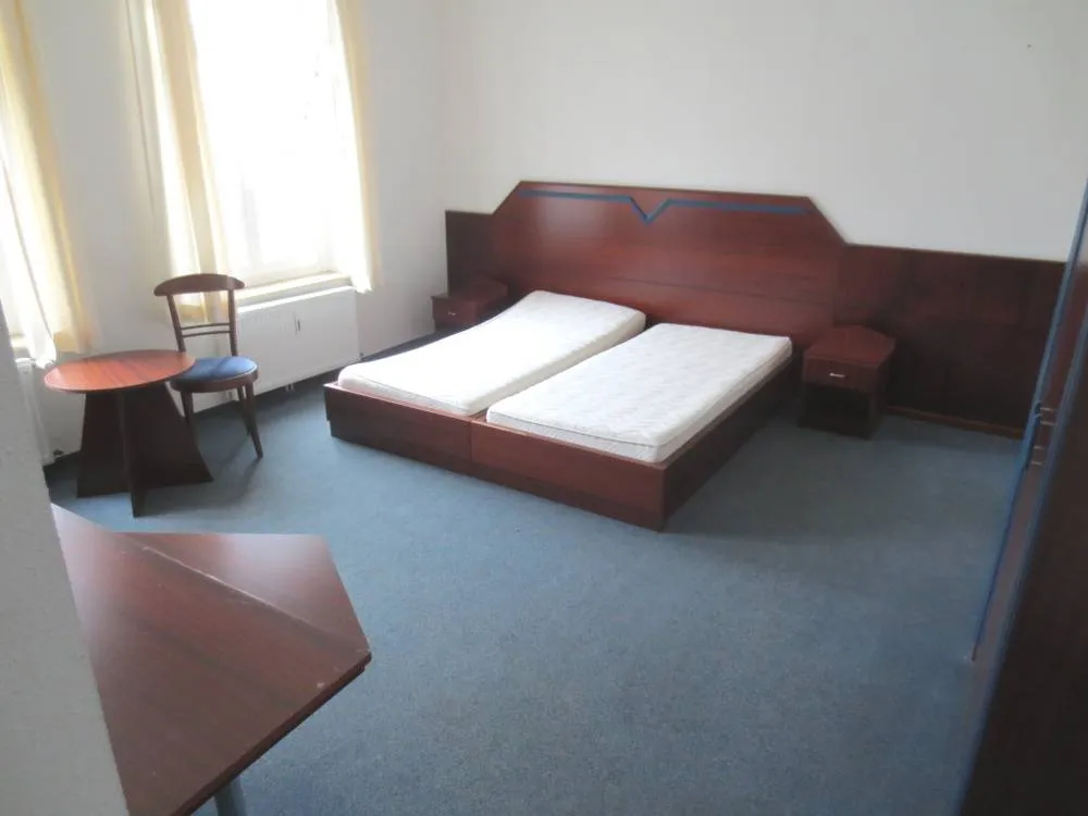 Provisionsfreier Erwerb aus der ZV: Ehem. Hotel & Restaurant mit Büro-/ Wohnfläche (derzeit leer) in Parey/Elbe – hoher Erkennungswert – Bild 2