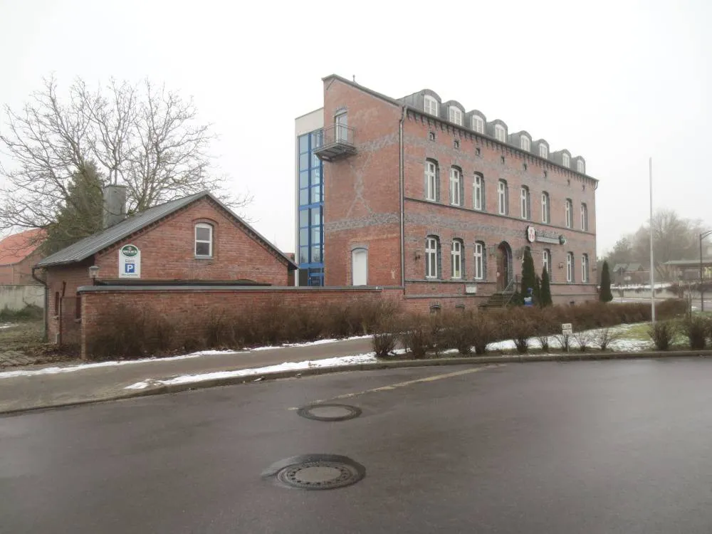 Provisionsfreier Erwerb aus der ZV: Ehem. Hotel & Restaurant mit Büro-/ Wohnfläche (derzeit leer) in Parey/Elbe – hoher Erkennungswert
