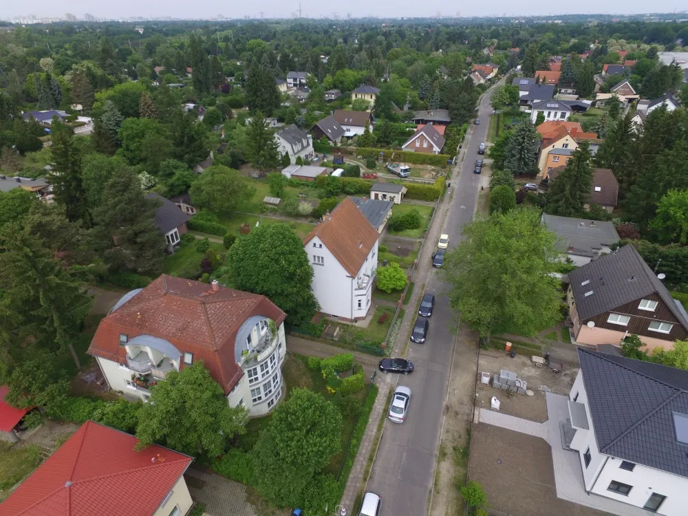 Provisionsfrei für den Käufer: Sonnige Dachgeschosswohnung mit ca. 67 qm - 2 ½ Zimmer, Dachterrasse & Balkon in ruhiger & grüner Lage Biesdorf-Süd – Bild 2