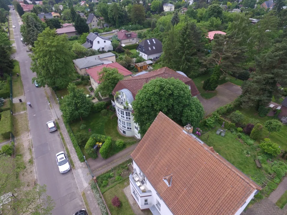 Provisionsfrei für den Käufer: Sonnige Dachgeschosswohnung mit ca. 67 qm - 2 ½ Zimmer, Dachterrasse & Balkon in ruhiger & grüner Lage Biesdorf-Süd – Bild 2