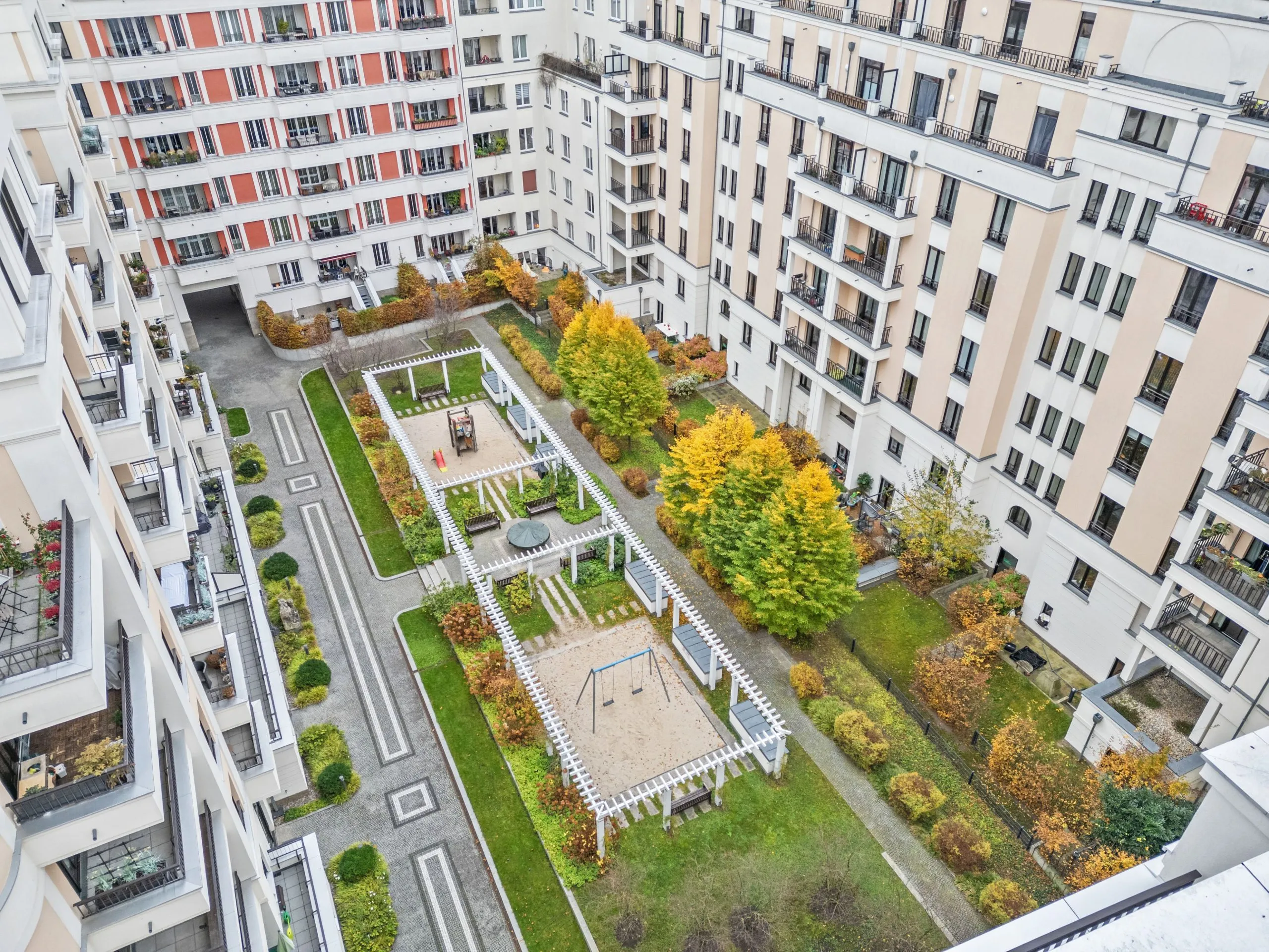 Wohnen in Berlins Mitte: ca. 83 m² - bezugsfreie 3 Zimmer & Loggia („Beuth-Höfe“), opt. TG-Platz – Bild 1