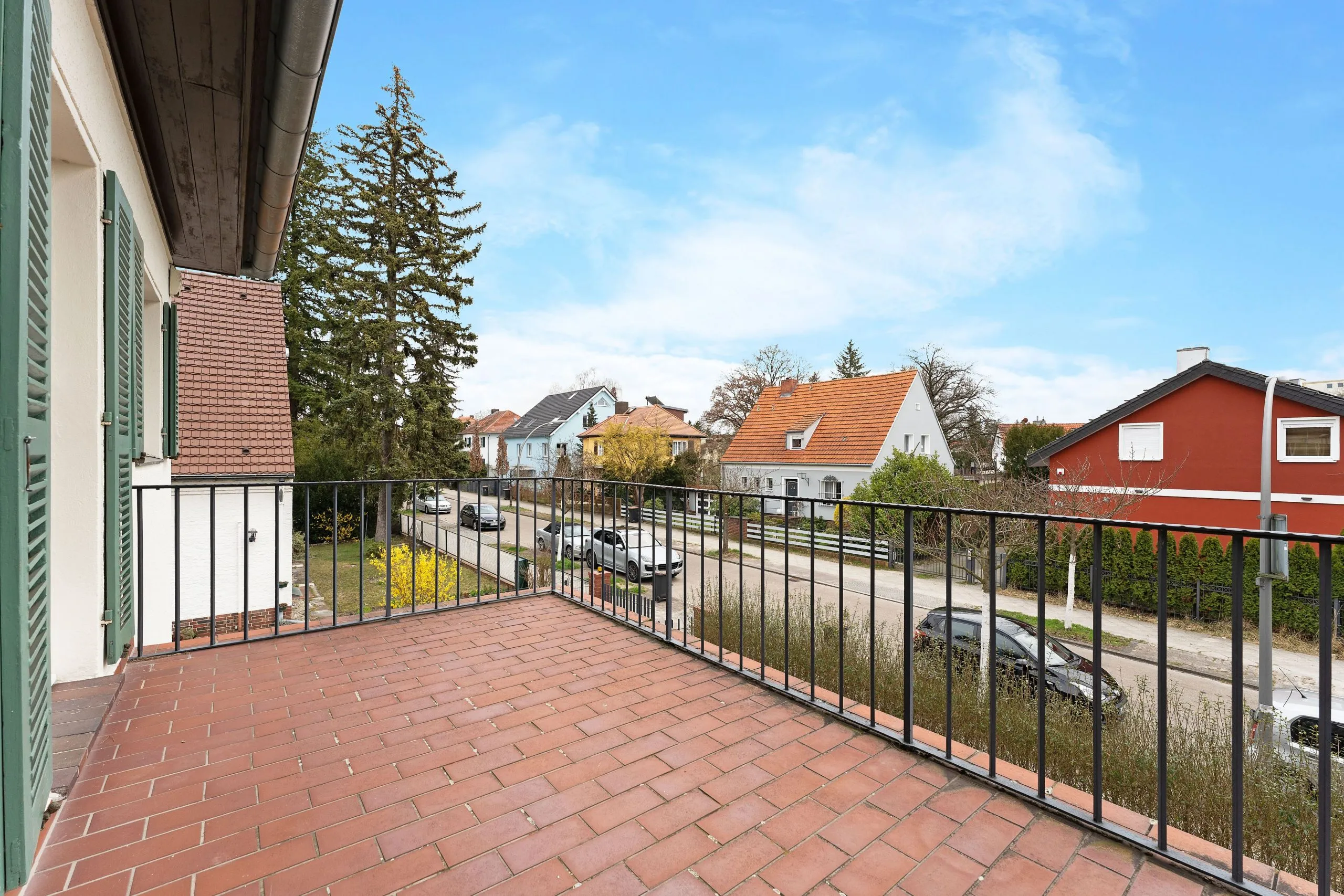 Villa in Zehlendorf - 7 Zimmer mit ca. 260 m² Wohn- und ca. 116 m² Nutzfläche auf 1.000 m² Grund – Bild 2