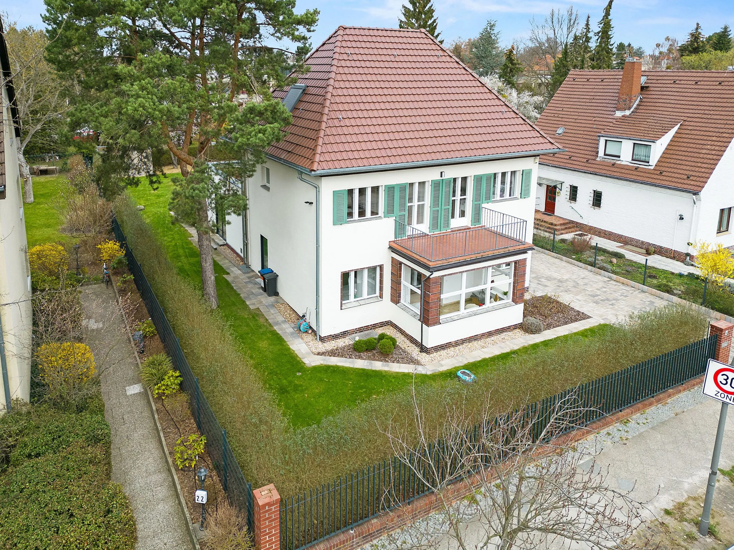 Villa in Zehlendorf - 7 Zimmer mit ca. 260 m² Wohn- und ca. 116 m² Nutzfläche auf 1.000 m² Grund – Bild 1