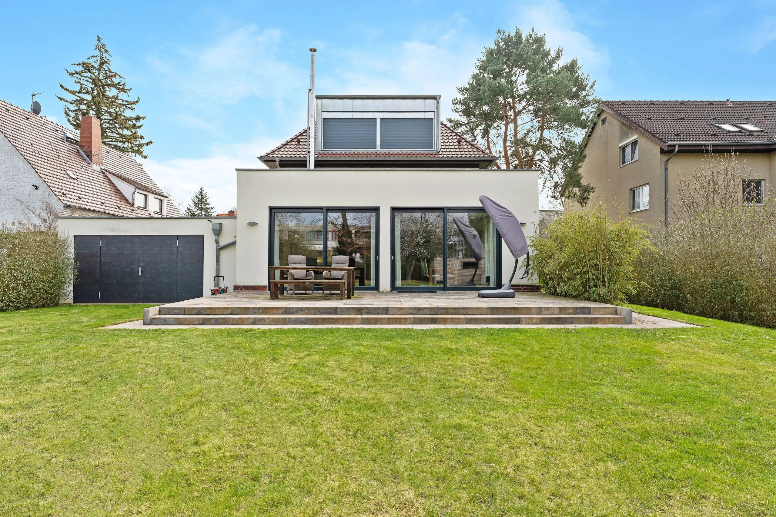 Villa in Zehlendorf - 7 Zimmer mit ca. 260 m² Wohn- und ca. 116 m² Nutzfläche auf 1.000 m² Grund – Bild 9