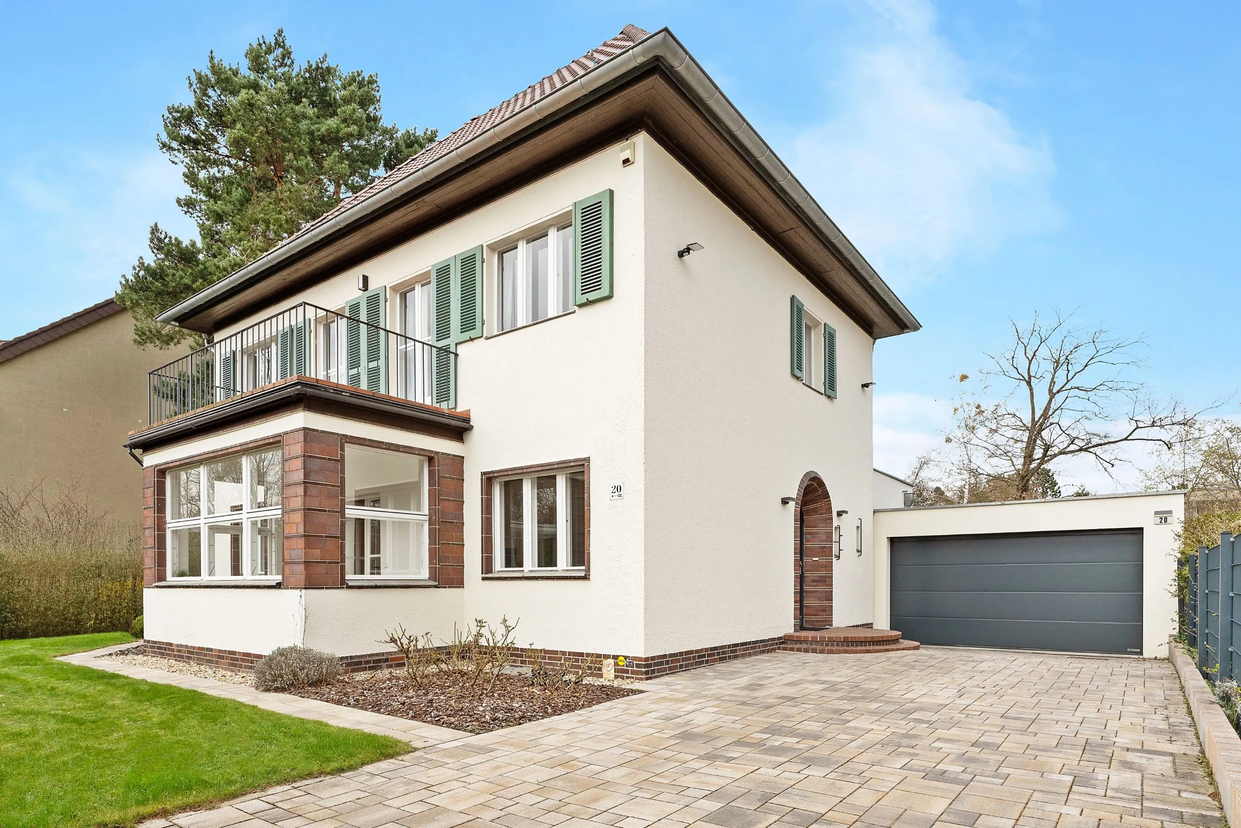 Villa in Zehlendorf - 7 Zimmer mit ca. 260 m² Wohn- und ca. 116 m² Nutzfläche auf 1.000 m² Grund – Bild 3
