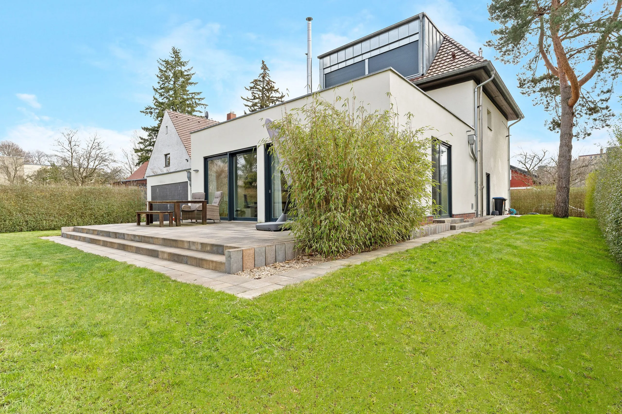 Villa in Zehlendorf - 7 Zimmer mit ca. 260 m² Wohn- und ca. 116 m² Nutzfläche auf 1.000 m² Grund – Bild 4