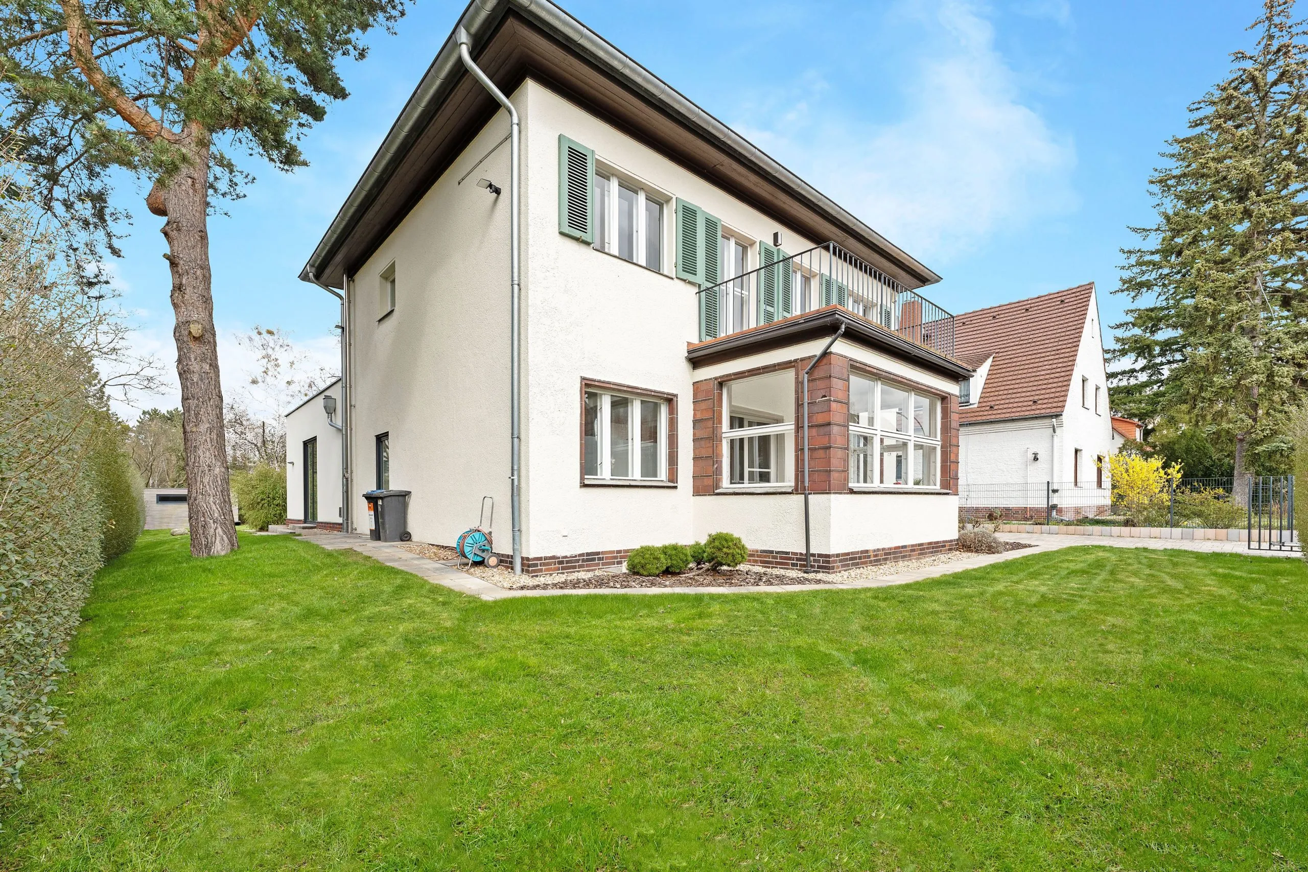 Villa in Zehlendorf - 7 Zimmer mit ca. 260 m² Wohn- und ca. 116 m² Nutzfläche auf 1.000 m² Grund – Bild 2