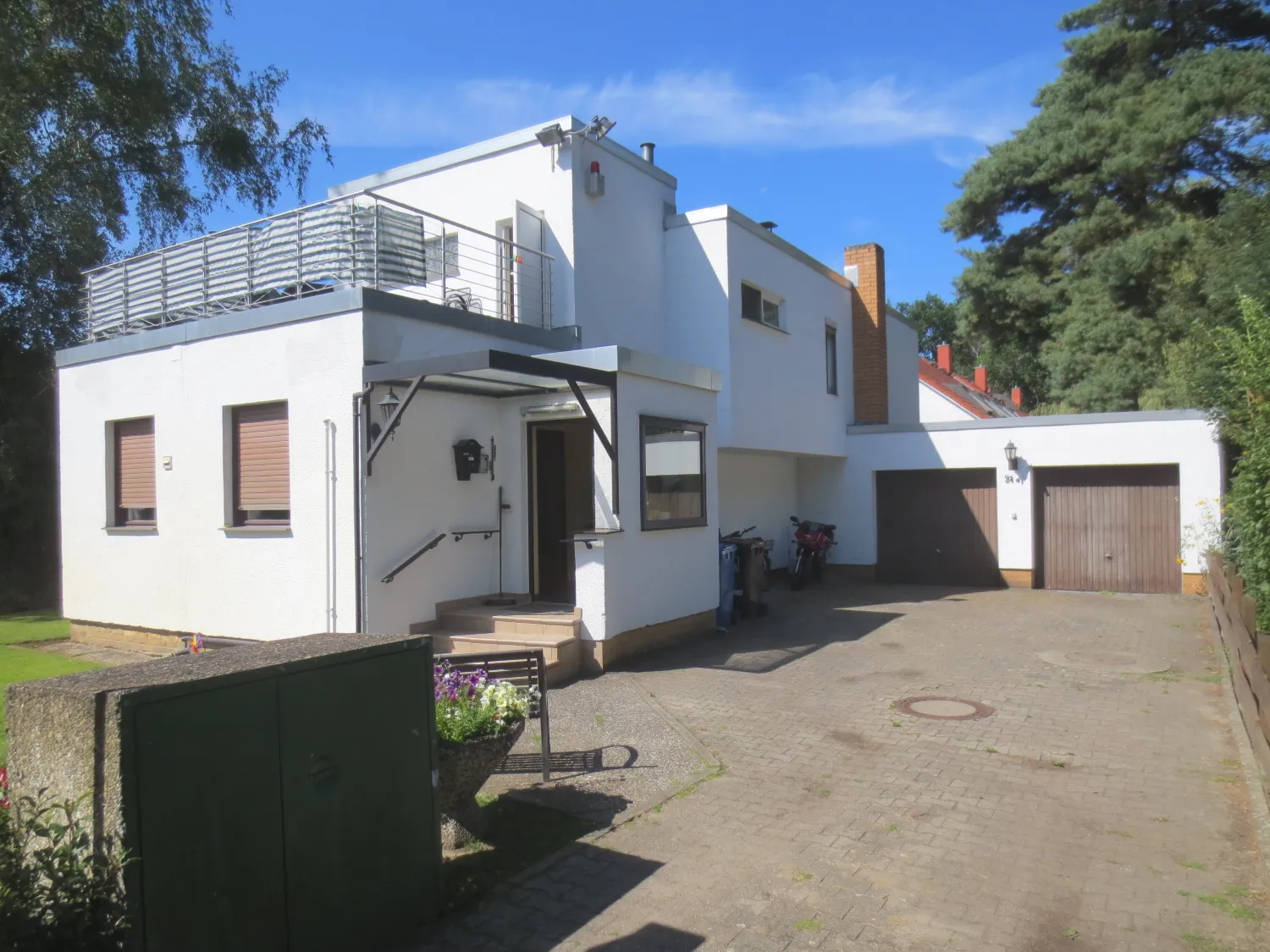 Wohnen in Gatow – „Dorf in der Stadt“: bezugsfreies Einfamilienhaus in sehr schöner Lage, ca. 168 qm Wohnfläche (Renovierungsbedarf) + Doppelgarage zu verkaufen