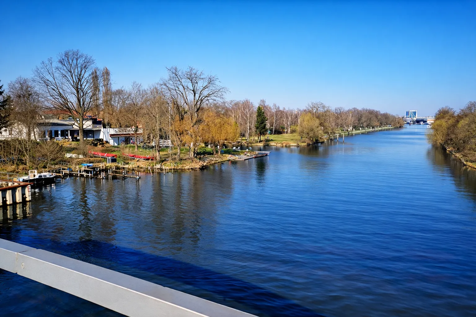 1057-24 Havel mit Ruderclub
