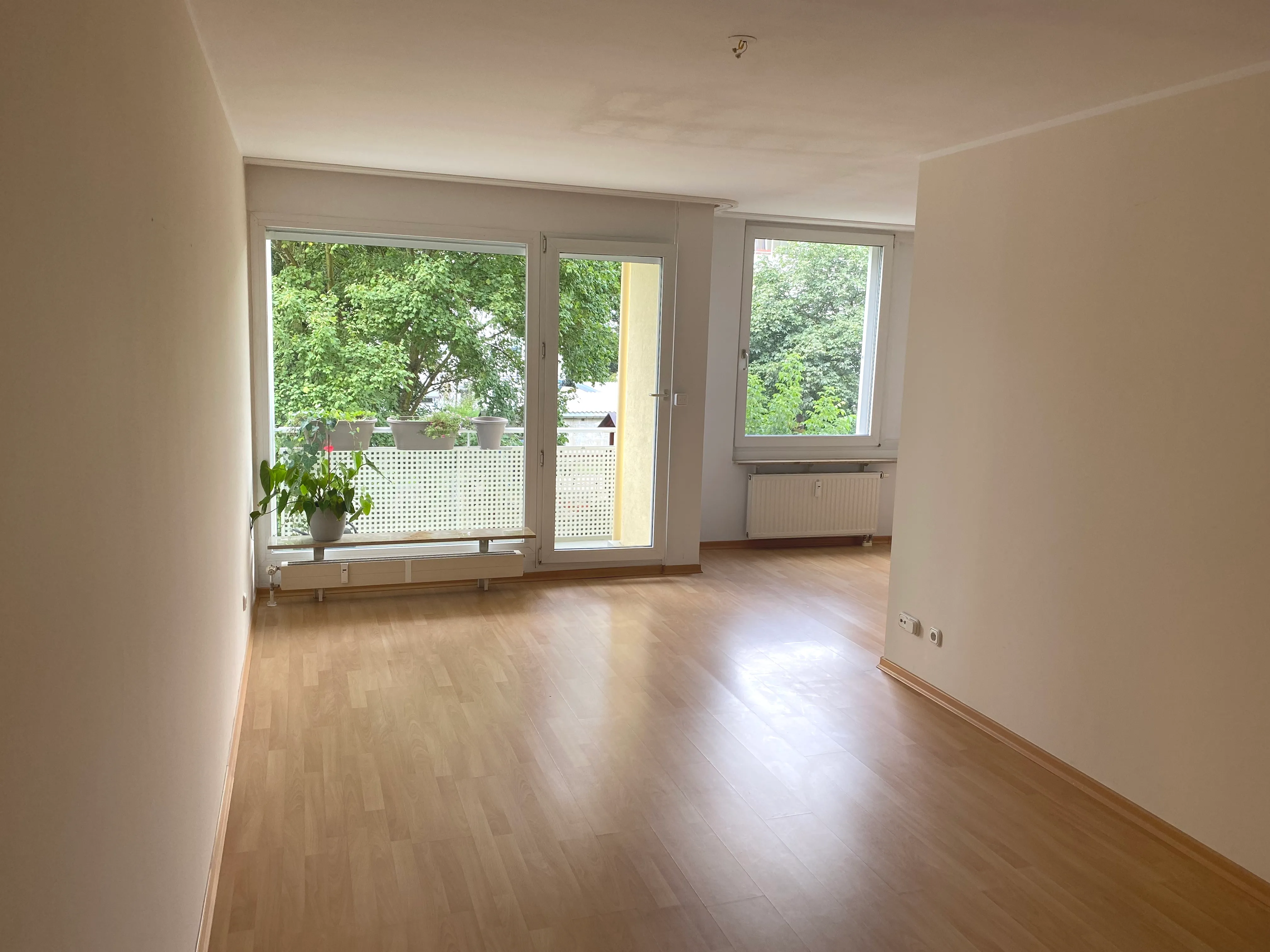 0938-11 Blick ins Wohnzimmer mit Balkon